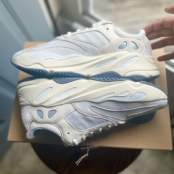 Adidas Yeezy Boost 700 Analog - Picture 4 of 6